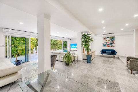 House in Miami Beach, Florida 4 bedrooms, 317.54 sq.m. № 2062436 - photo 23
