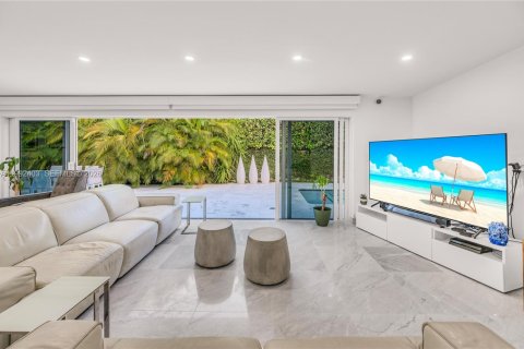 House in Miami Beach, Florida 4 bedrooms, 317.54 sq.m. № 2062436 - photo 29
