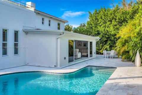 House in Miami Beach, Florida 4 bedrooms, 317.54 sq.m. № 2062436 - photo 4