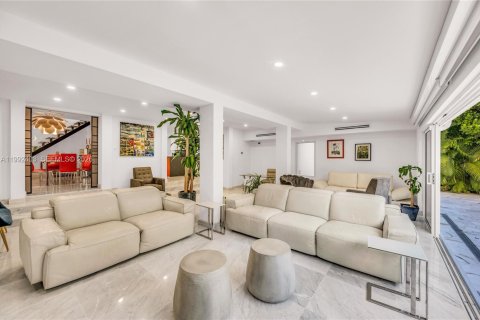 House in Miami Beach, Florida 4 bedrooms, 317.54 sq.m. № 2062436 - photo 27
