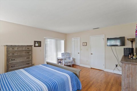 House in Miami, Florida 4 bedrooms, 217.67 sq.m. № 2053026 - photo 24