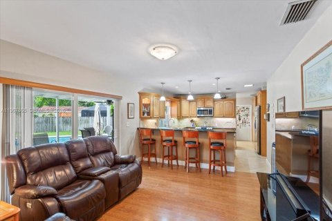 House in Miami, Florida 4 bedrooms, 217.67 sq.m. № 2053026 - photo 8