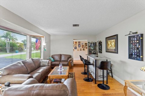 House in Miami, Florida 4 bedrooms, 217.67 sq.m. № 2053026 - photo 18