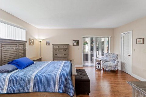 House in Miami, Florida 4 bedrooms, 217.67 sq.m. № 2053026 - photo 29