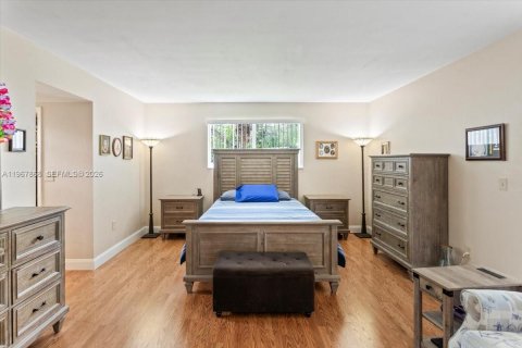 House in Miami, Florida 4 bedrooms, 217.67 sq.m. № 2053026 - photo 30