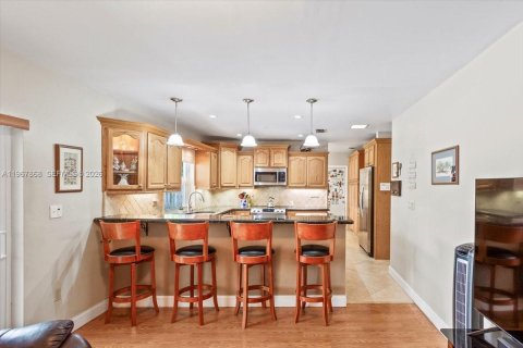 House in Miami, Florida 4 bedrooms, 217.67 sq.m. № 2053026 - photo 7