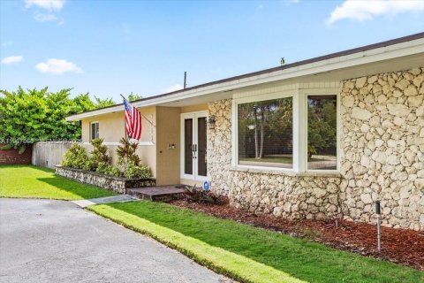 House in Miami, Florida 4 bedrooms, 217.67 sq.m. № 2053026 - photo 4