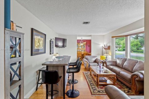 House in Miami, Florida 4 bedrooms, 217.67 sq.m. № 2053026 - photo 19