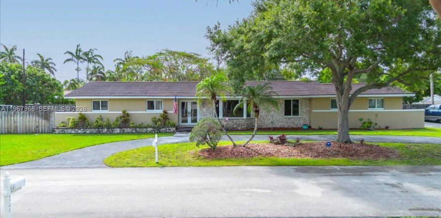 House in Miami, Florida 4 bedrooms, 217.67 sq.m. № 2053026