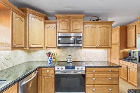 House in Miami, Florida 4 bedrooms, 217.67 sq.m. № 2053026 - photo 11