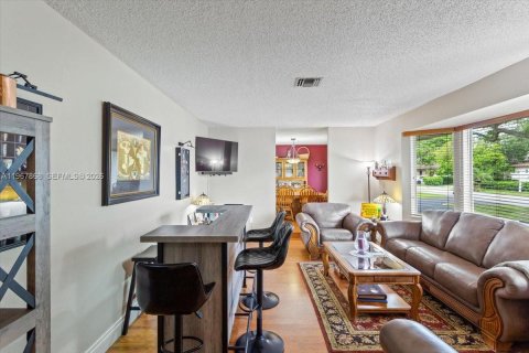 House in Miami, Florida 4 bedrooms, 217.67 sq.m. № 2053026 - photo 20