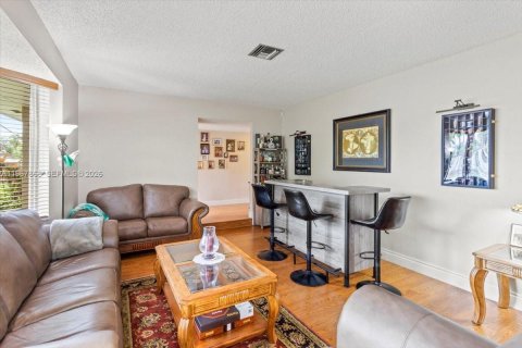 House in Miami, Florida 4 bedrooms, 217.67 sq.m. № 2053026 - photo 17