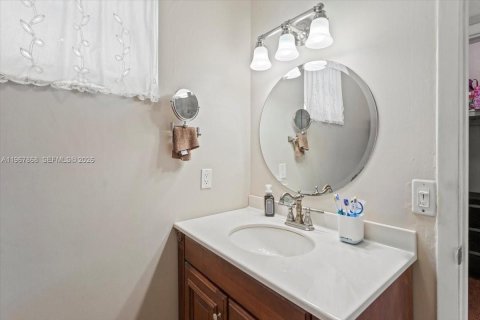 House in Miami, Florida 4 bedrooms, 217.67 sq.m. № 2053026 - photo 27