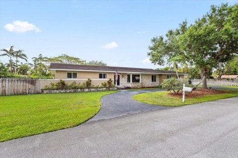 House in Miami, Florida 4 bedrooms, 217.67 sq.m. № 2053026 - photo 2