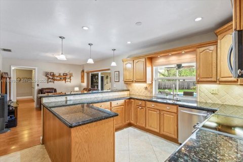 House in Miami, Florida 4 bedrooms, 217.67 sq.m. № 2053026 - photo 13