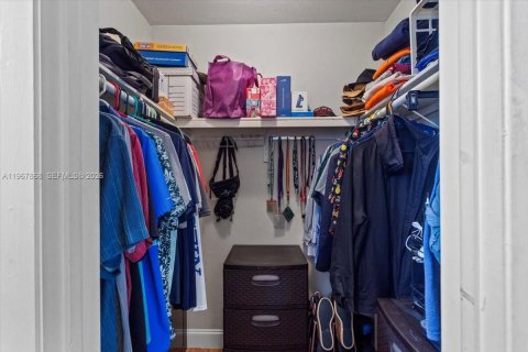 House in Miami, Florida 4 bedrooms, 217.67 sq.m. № 2053026 - photo 26