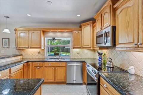 House in Miami, Florida 4 bedrooms, 217.67 sq.m. № 2053026 - photo 15