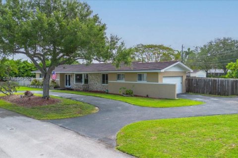 House in Miami, Florida 4 bedrooms, 217.67 sq.m. № 2053026 - photo 3