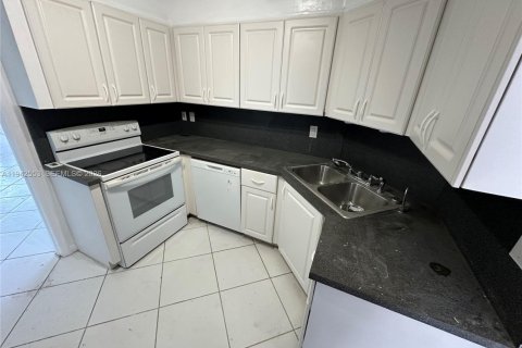 Condo in Lauderhill, Florida, 2 bedrooms  № 1999426 - photo 4