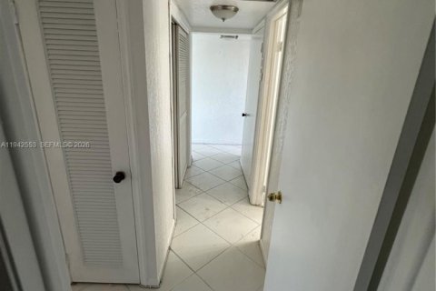 Condo in Lauderhill, Florida, 2 bedrooms  № 1999426 - photo 14