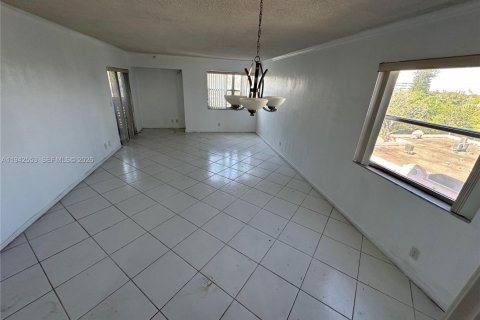 Condo in Lauderhill, Florida, 2 bedrooms  № 1999426 - photo 5