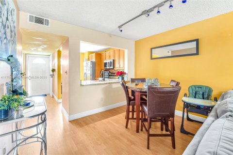 Condo in Miami, Florida, 2 bedrooms  № 1704866 - photo 6