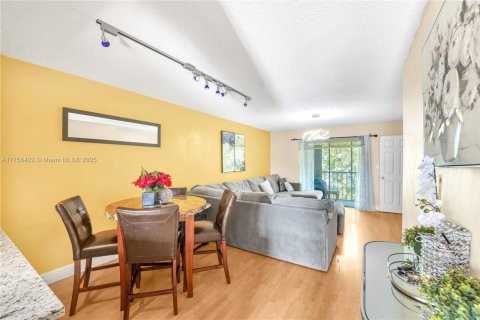 Condo in Miami, Florida, 2 bedrooms  № 1704866 - photo 1