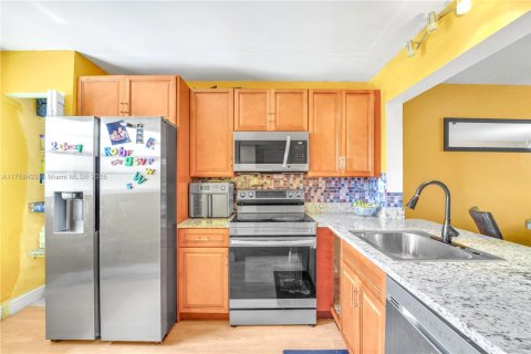 Condo in Miami, Florida, 2 bedrooms  № 1704866 - photo 8