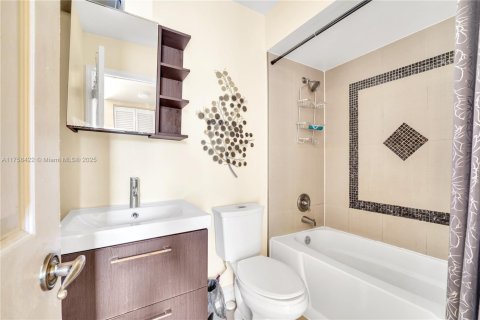 Condo in Miami, Florida, 2 bedrooms  № 1704866 - photo 11