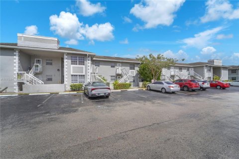 Condo in Miami, Florida, 2 bedrooms  № 1704866 - photo 2