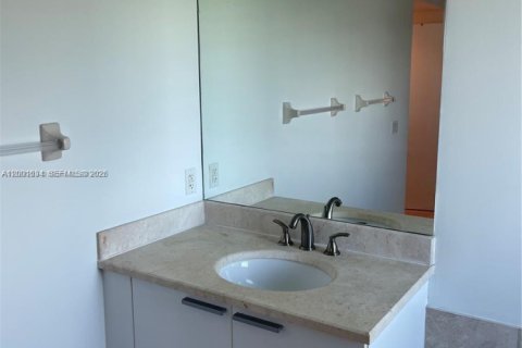 Condominio en alquiler en North Miami, Florida, 2 dormitorios, 163.79 m2 № 2065699 - foto 17