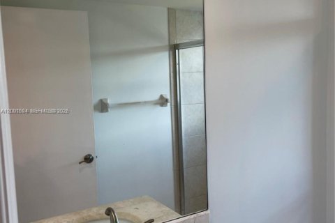 Condominio en alquiler en North Miami, Florida, 2 dormitorios, 163.79 m2 № 2065699 - foto 18