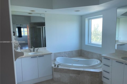 Condominio en alquiler en North Miami, Florida, 2 dormitorios, 163.79 m2 № 2065699 - foto 8