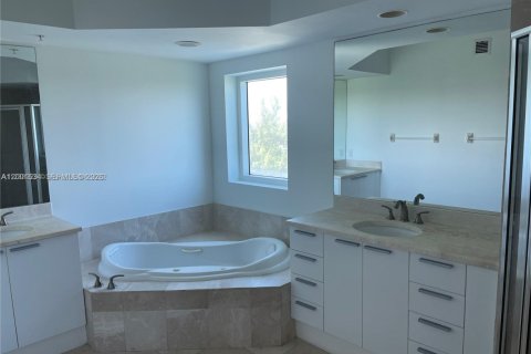 Condominio en alquiler en North Miami, Florida, 2 dormitorios, 163.79 m2 № 2065699 - foto 7