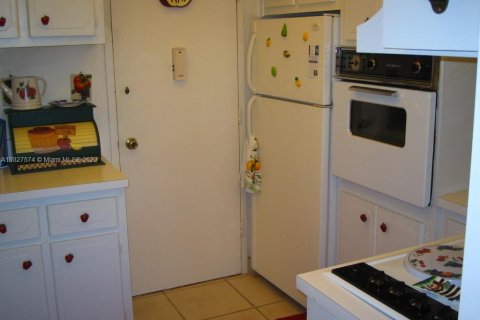 Condo in Hollywood, Florida, 2 bedrooms № 1973601 - photo 4