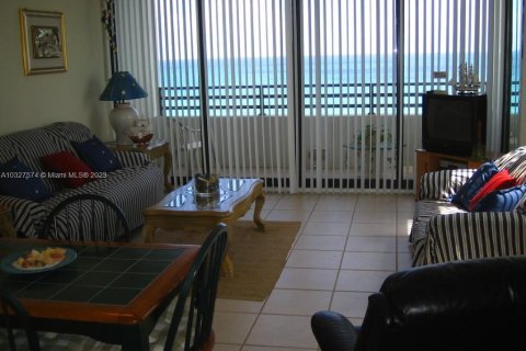 Condo in Hollywood, Florida, 2 bedrooms № 1973601 - photo 2