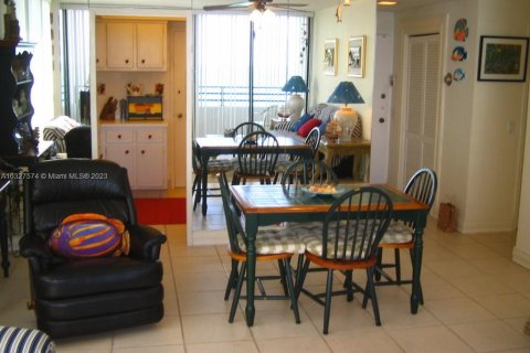 Condo in Hollywood, Florida, 2 bedrooms № 1973601 - photo 3