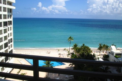 Condo in Hollywood, Florida, 2 bedrooms № 1973601 - photo 9