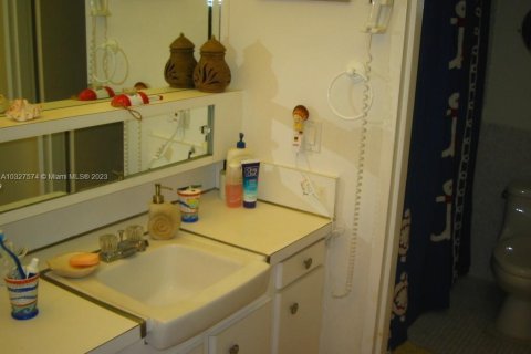 Condo in Hollywood, Florida, 2 bedrooms № 1973601 - photo 8