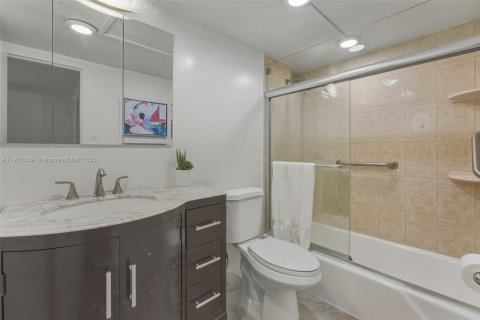 Copropriété à vendre à Hallandale Beach, Floride: 2 chambres, 115.94 m2 № 1975331 - photo 8