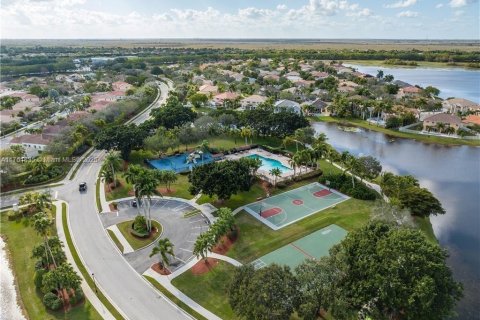House in Weston, Florida 4 bedrooms, 182.37 sq.m. № 1730758 - photo 29