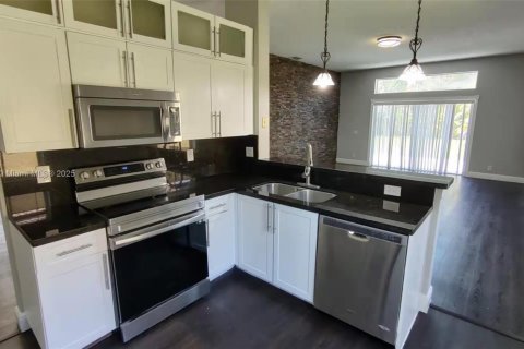 House in Weston, Florida 4 bedrooms, 182.37 sq.m. № 1730758 - photo 13