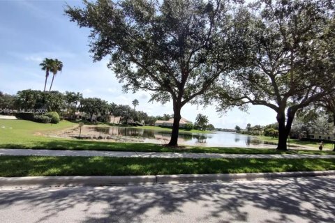 House in Weston, Florida 4 bedrooms, 182.37 sq.m. № 1730758 - photo 24