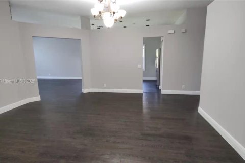 House in Weston, Florida 4 bedrooms, 182.37 sq.m. № 1730758 - photo 6