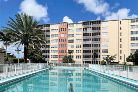 Condo in Miami, Florida, 1 bedroom  № 1892549 - photo 1