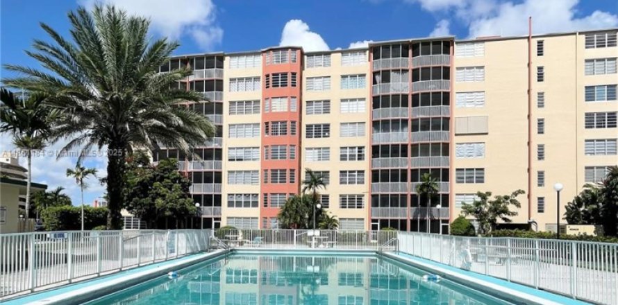 Condo in Miami, Florida, 1 bedroom  № 1892549