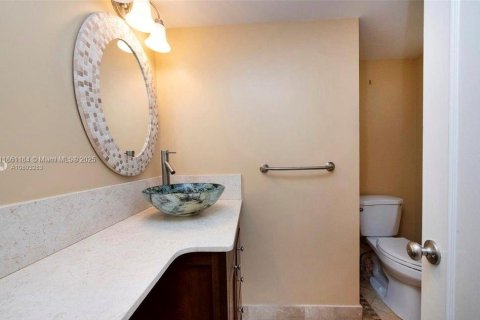 Condo in Miami, Florida, 1 bedroom  № 1892549 - photo 11
