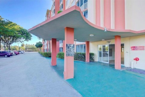 Condo in Miami, Florida, 1 bedroom  № 1892549 - photo 3