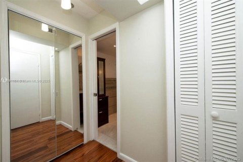 Condo in Miami, Florida, 1 bedroom  № 1892549 - photo 17