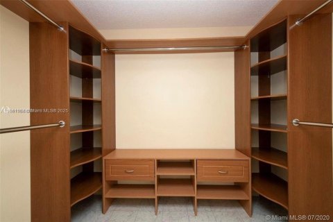 Condo in Miami, Florida, 1 bedroom  № 1892549 - photo 16